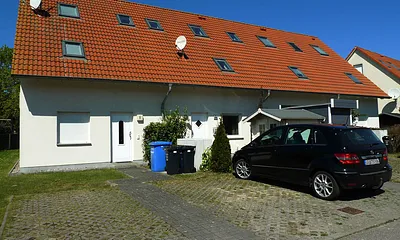 Parkplatz vor dem Haus (Eingang Mitte)