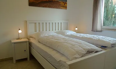 Schlafzimmer mit Doppelbett