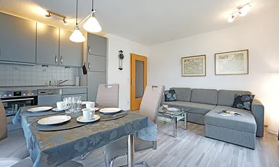 vollausgestattete Küchenzeile mit Esstisch