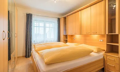 Schlafzimmer mit Doppelbett