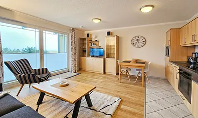 Wohnzimmer mit Essplatz & Flat-TV