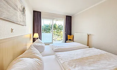 Schlafzimmer mit Zugang zum Balkon