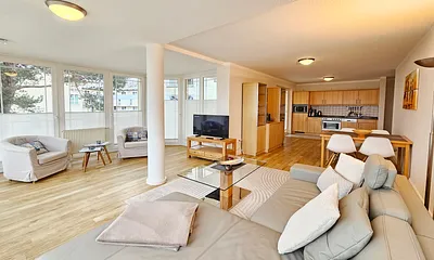 Wohnzimmer mit gemütlicher Couchecke