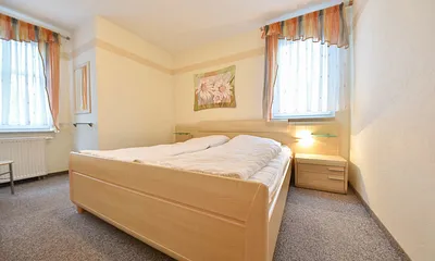 Schlafzimmer mit Doppelbett