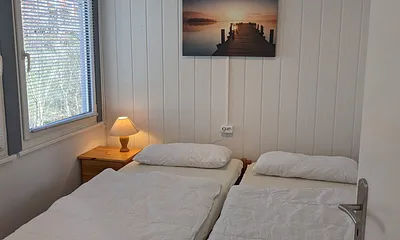 Schlafzimmer mit 2 Betten und Kleiderschrank