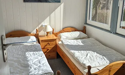 Schlafzimmer mit 2 Einzelbetten und Kleiderschrank