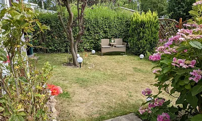 Blick von der Terrasse in den Garten