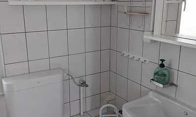 Bad mit Dusche und WC