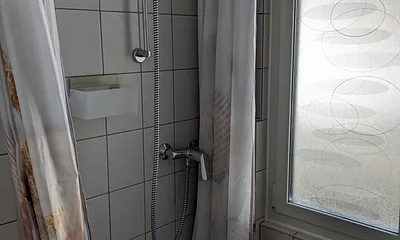 Bad mit Dusche und WC