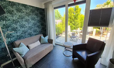 Wohnbereich mit Ausgang zur Terrasse