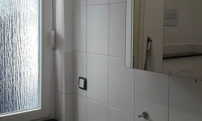 Bad mit Dusche, WC und Tageslicht