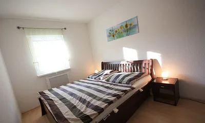 Schlafzimmer mit Doppelbett