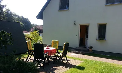 Eingang zur Fewo, Terrasse mit Grillmöglichkeit, Stellplatz für PKW dierekt am Haus