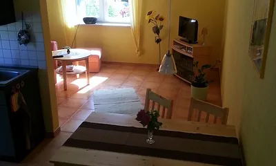 Essbereich, Blick in den Wohnraum mit Fernseher