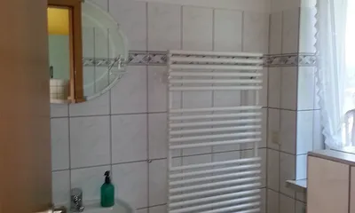 Bad mit Dusche und WC