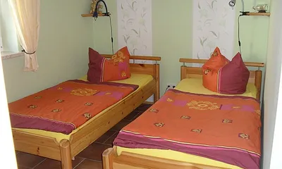 Schlafraum mit zwei Einzelbetten und großem Kleiderschrank