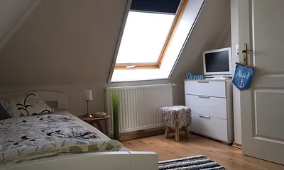 Dachgeschosszimmer mit zwei Einzelbetten