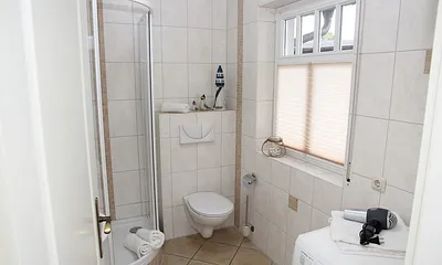 Badezimmer mit Dusche im Erdgeschoss