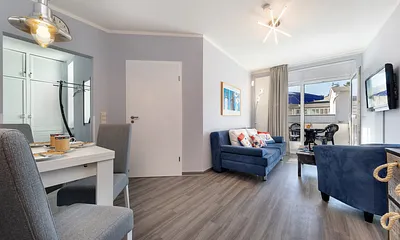 Blick vom Eßbereich zum Flur mit Garderobe (linker Bildrand) und zum Balkon.