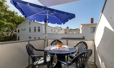 Der sonnige Balkon ist möbliert ...