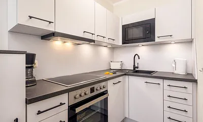 Die moderne Küchenzeile ist komplett mit Geschirr, Besteck, Töpfen etc. ausgestattet.