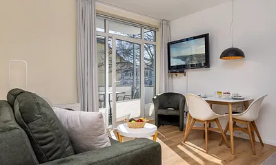 Die Fenster sind mit Sichtschutzplissees versehen.