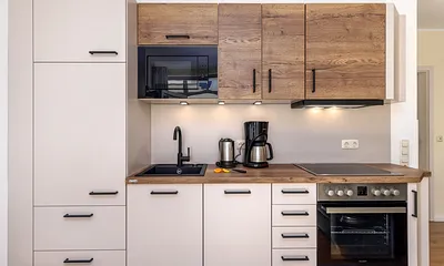 Die moderne Küchenzeile mit Geschirrspüler.