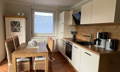 Die moderne Küche ist ausgestattet mit einem Elektroherd mit Cerankochfeld, Geschirrspüler, Kühlschrank, Gefrierschrank, Mikrowelle, Kaffeemaschine, Wasserkocher, einem Toaster und Radio. 