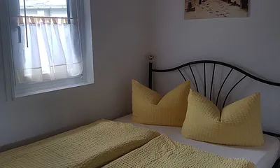 Schlafzimmer 2 mit Doppelbett und Aufbettung