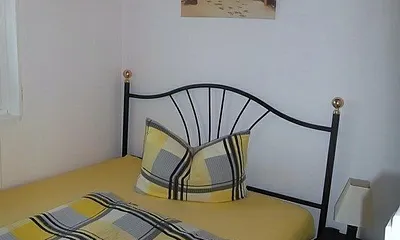 Schlafzimmer 2 mit Doppelbett und Aufbettung