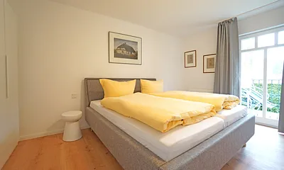 Schlafzimmer mit Doppelbett