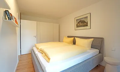 Schlafzimmer mit Doppelbett