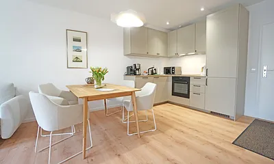 Esstisch und Küchenzeile