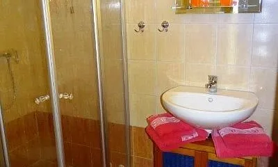 Duschbad mit Waschbecken und WC