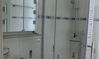 Bad mit Dusche und WC