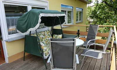 Dachterrasse mit Tisch und Stühlen
