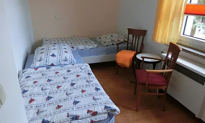 2. Schlafzimmer mit 2 Einzelbetten und Kleiderschrank