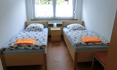 3. Schlafzimmer mit 2 Einzelbetten und 1 Kleiderschrank