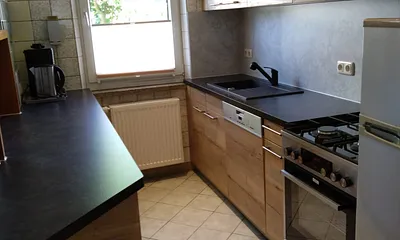 Küche mit Durchreiche zum Esszimmer