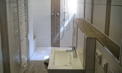 Bad mit Dusche + WC