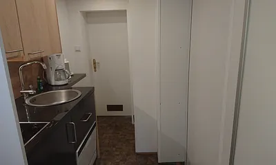 Pantryküche mit Granitarbeitsplatte, 2 Feld Ceran-Kochfeld, Geschirrspüler