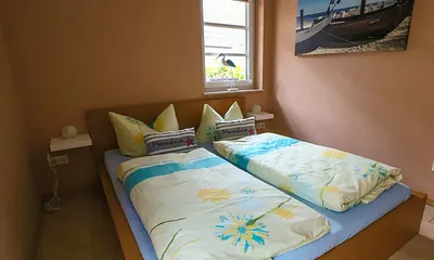 Schlafzimmer mit Doppelbett