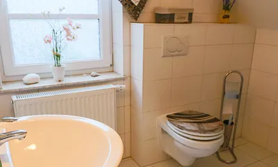 Bad mit Dusche und WC 