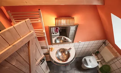 Duschbad mit Waschbecken und WC