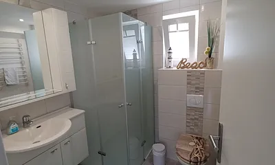 Bad mit Dusche und WC