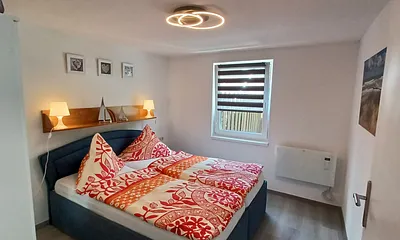 Schlafzimmer mit Doppelbett