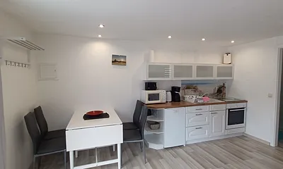 Küchenzeile mit Essbereich