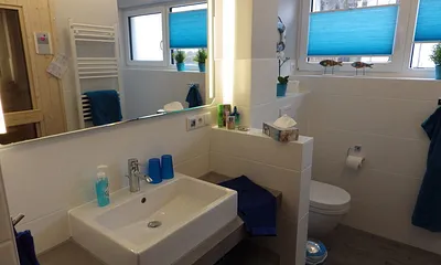 Großes Duschbad mit Infrarotsauna, Waschmaschine u. Trockner