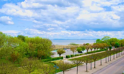 Blick auf die Strandpromenade.