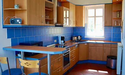 Blick vom Essplatz auf die Küchenzeile.